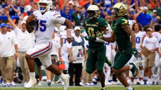 TAMPA, FLORIDA – SEPTEMBER 11: Anthony Richardson #15 of the Florida Gators rushes for a fourth quarter touchdown during a game against the South Florida Bulls at Raymond James Stadium on September 11, 2021 in Tampa, Florida. (Photo by Mike Ehrmann/Getty Images)