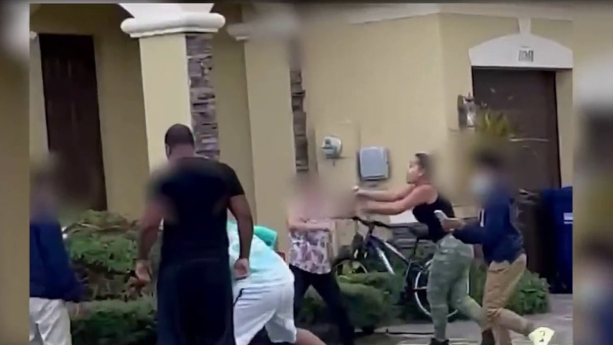 Padres arrestados después de una pelea captada por la cámara en el vecindario de Doral
