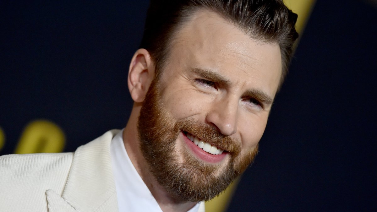 Chris Evans, Yet another Marvel Alum, Named Sexiest Guy Alive by People Journal