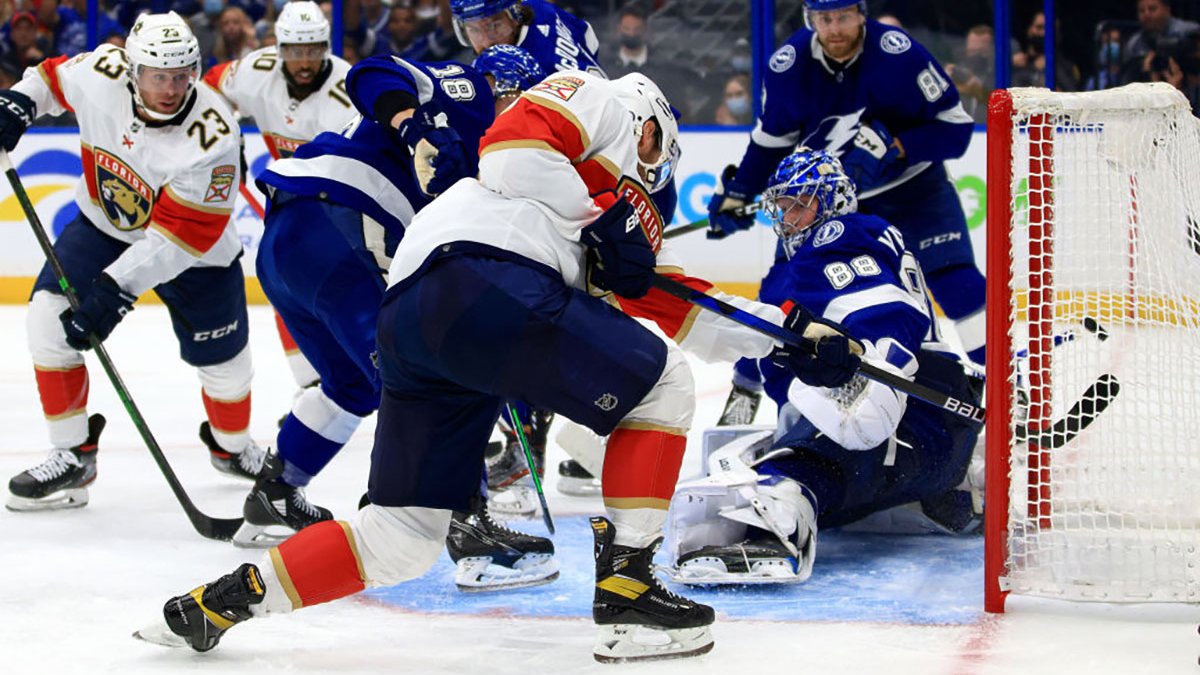 Barkov breaks tie in 3rd, Panthers defeat Lightning 4-1