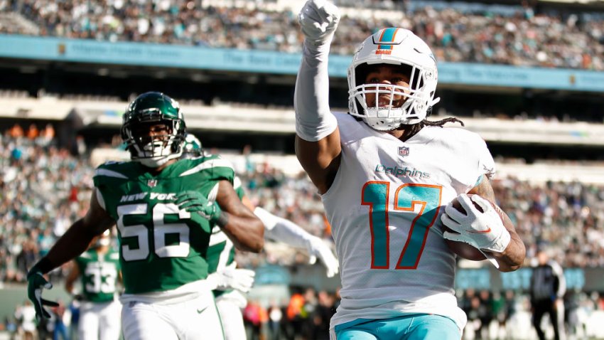 EAST RUTHERFORD, NEW JERSEY – NOVEMBER 21: Jaylen Waddle #17 of the Miami Dolphins carries the ball for a touchdown in the first quarter in the game against the New York Jets at MetLife Stadium on November 21, 2021 in East Rutherford, New Jersey. (Photo by Sarah Stier/Getty Images)
