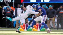 EAST RUTHERFORD, NEW JERSEY - DECEMBER 15:  (NEW YORK DAILIES OUT)   Kaden Smith #82 of the New York Giants in action against Nik Needham #40 of the Miami Dolphins at MetLife Stadium on December 15, 2019 in East Rutherford, New Jersey.  The Giants defeated the Dolphins 36-20. (Photo by Jim McIsaac/Getty Images)