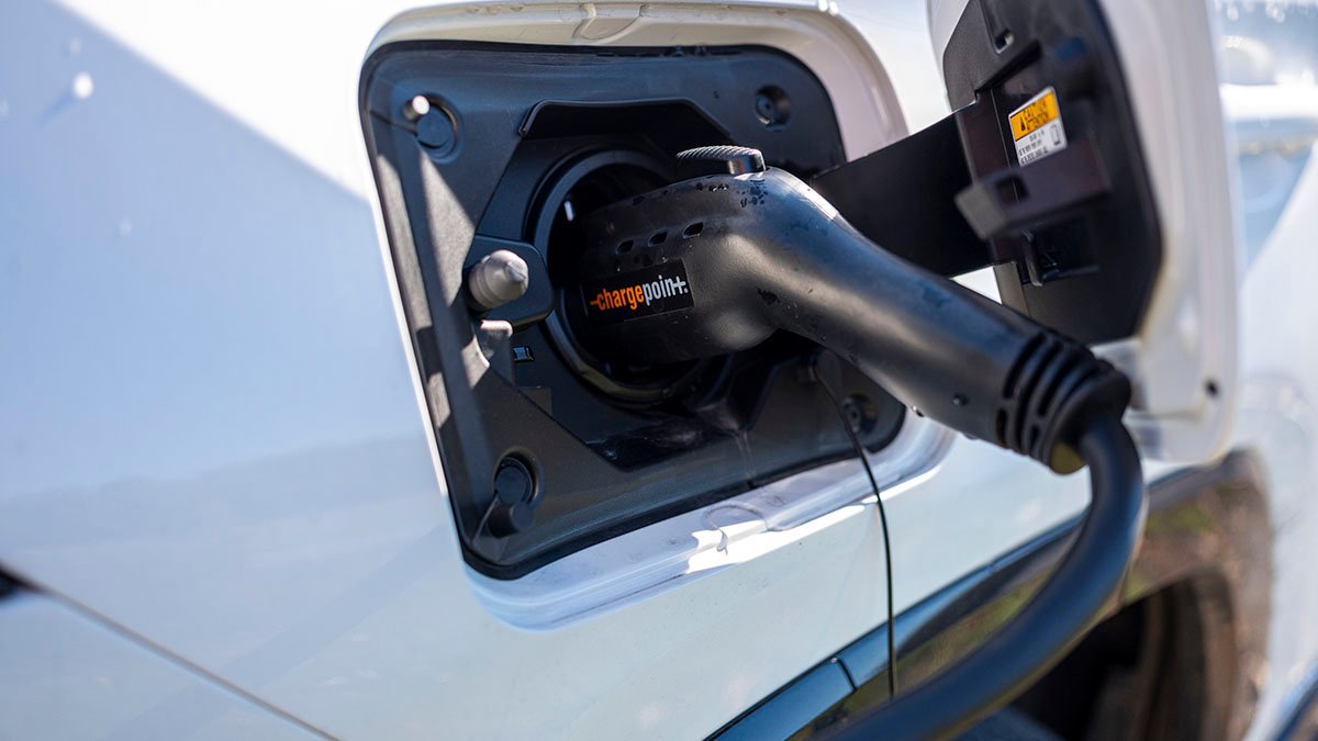 Frigid temps can cut electric vehicle range, make charging tough. Here's what to know – NBC 6 South Florida - Vimarsana News