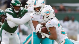 EAST RUTHERFORD, NEW JERSEY – NOVEMBER 21: (NEW YORK DAILIES OUT) Tua Tagovailoa #1 and Myles Gaskin #37 of the Miami Dolphins in action against the New York Jets at MetLife Stadium on November 21, 2021 in East Rutherford, New Jersey. The Dolphins defeated the Jets 24-17. (Photo by Jim McIsaac/Getty Images)