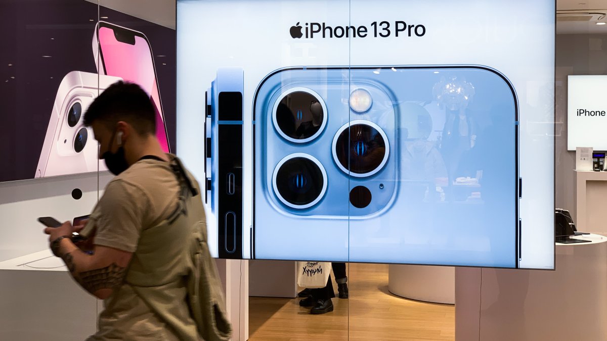 Investing Club: What Jim Cramer Is Watching Tuesday, Including Big Calls on Apple and IBM - Vimarsana News