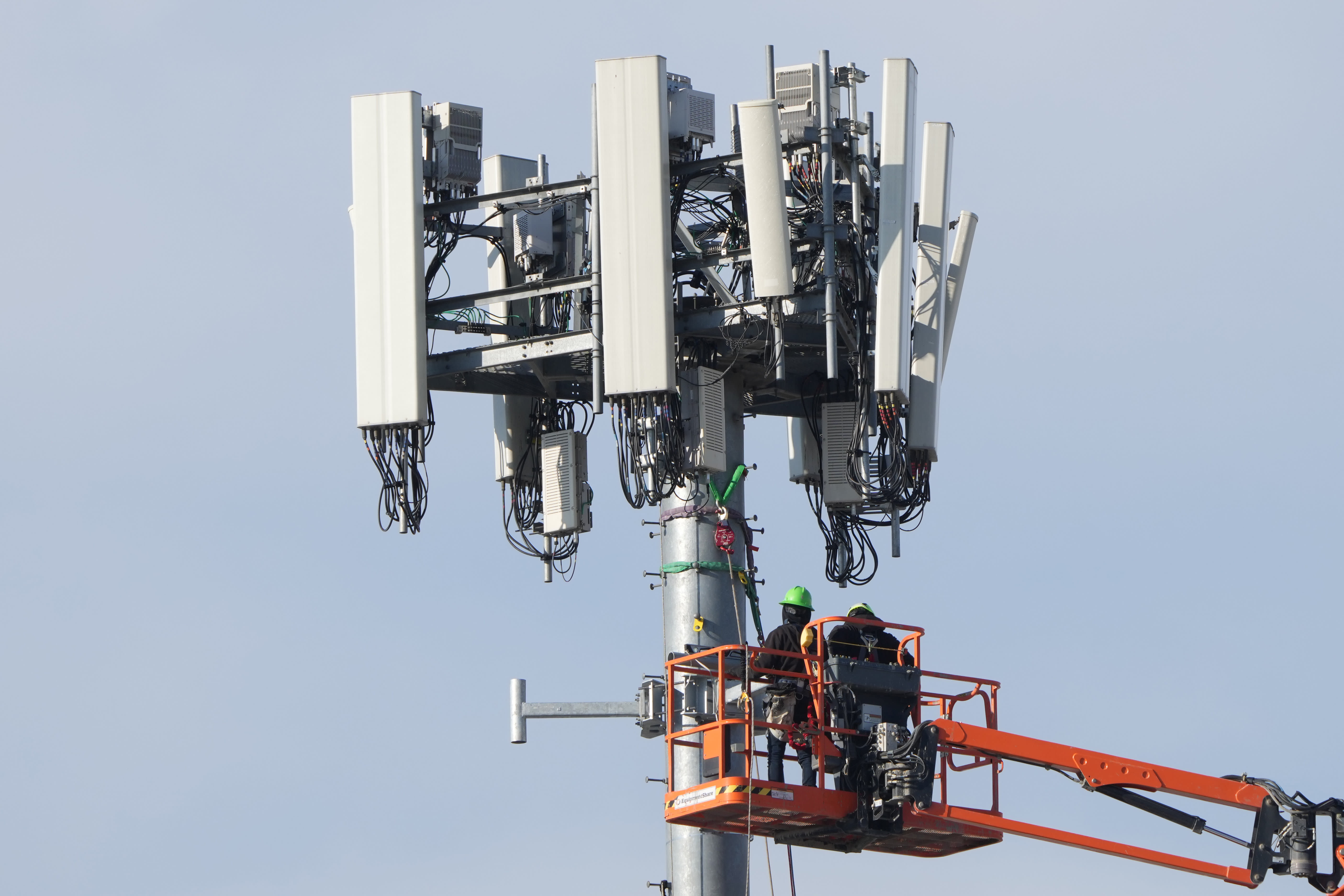 107000107-1642001207485-gettyimages-1237677353-5G_CELL_TOWERS Verizon, AT&T Delay Some 5G Service Over Airlines' Concerns
