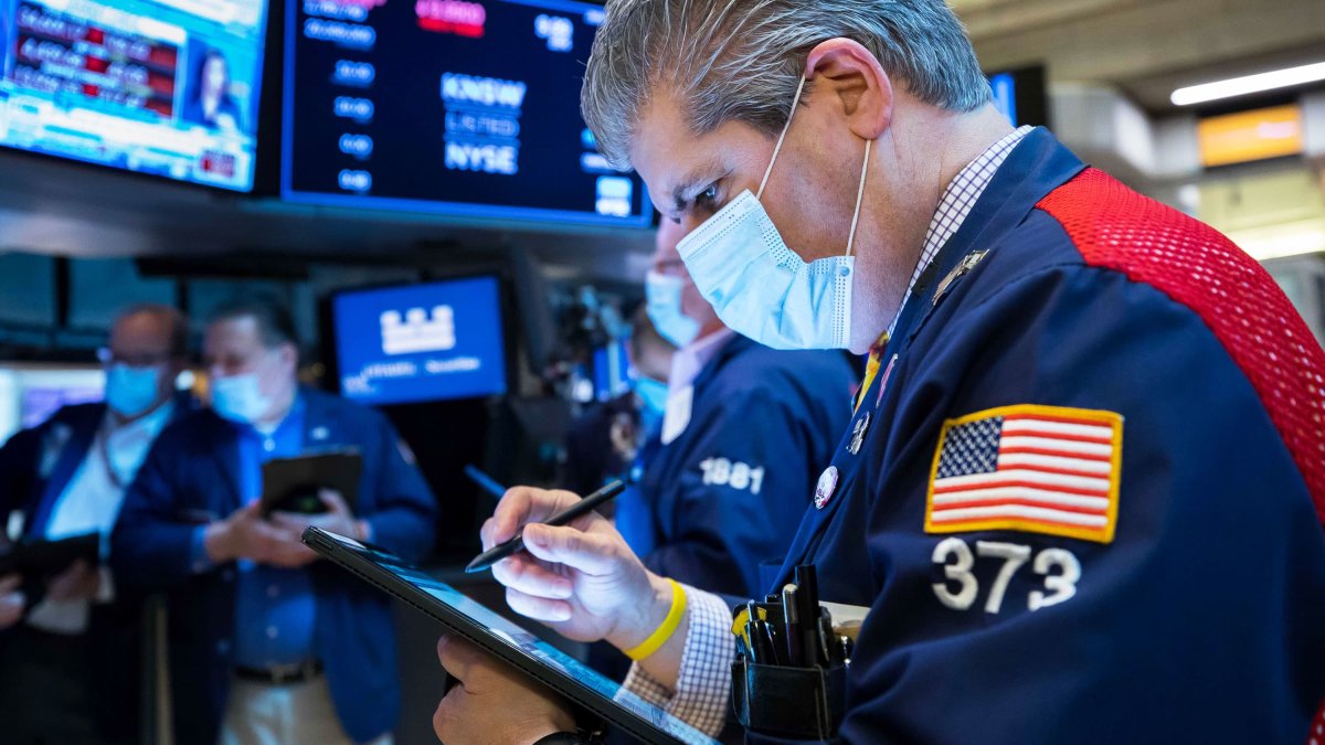 Treasury Yields Fall, But 10-Year Rate Holds Above 2.10% - Vimarsana News