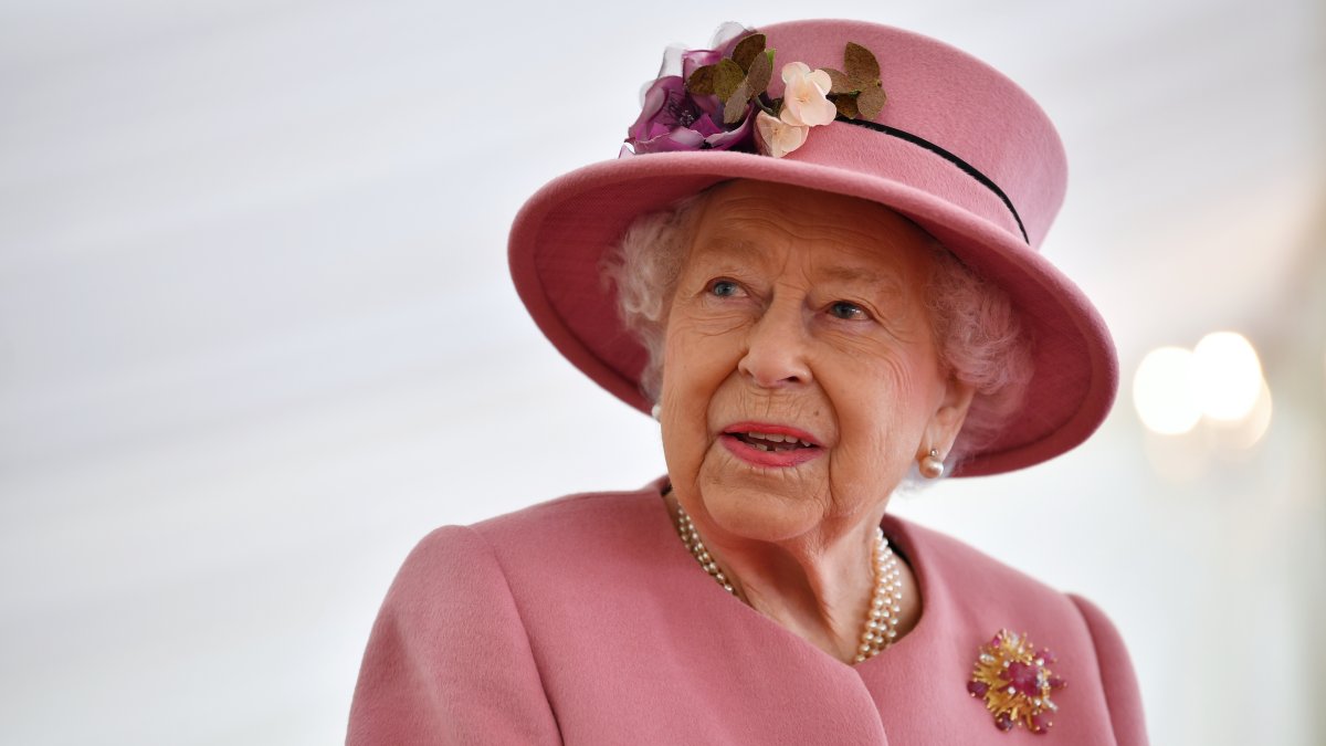 Doctors ‘Concerned’ About Queen Elizabeth II’s Wellbeing, Buckingham Palace Says