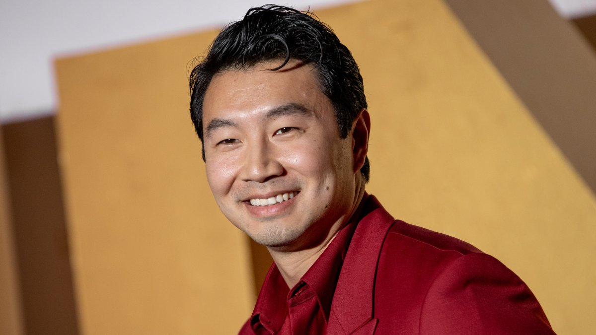 Simu Liu promises no ‘Taylor slander' when he hosts People's Decision Awards Simu Liu promises no ‘Taylor slander' when he hosts People's Decision Awards
