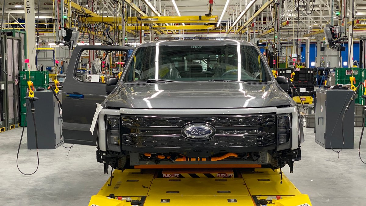 Ford Plans to Produce 2 Million EVs Annually, Generate 10% Operating Profit by 2026 - Vimarsana News