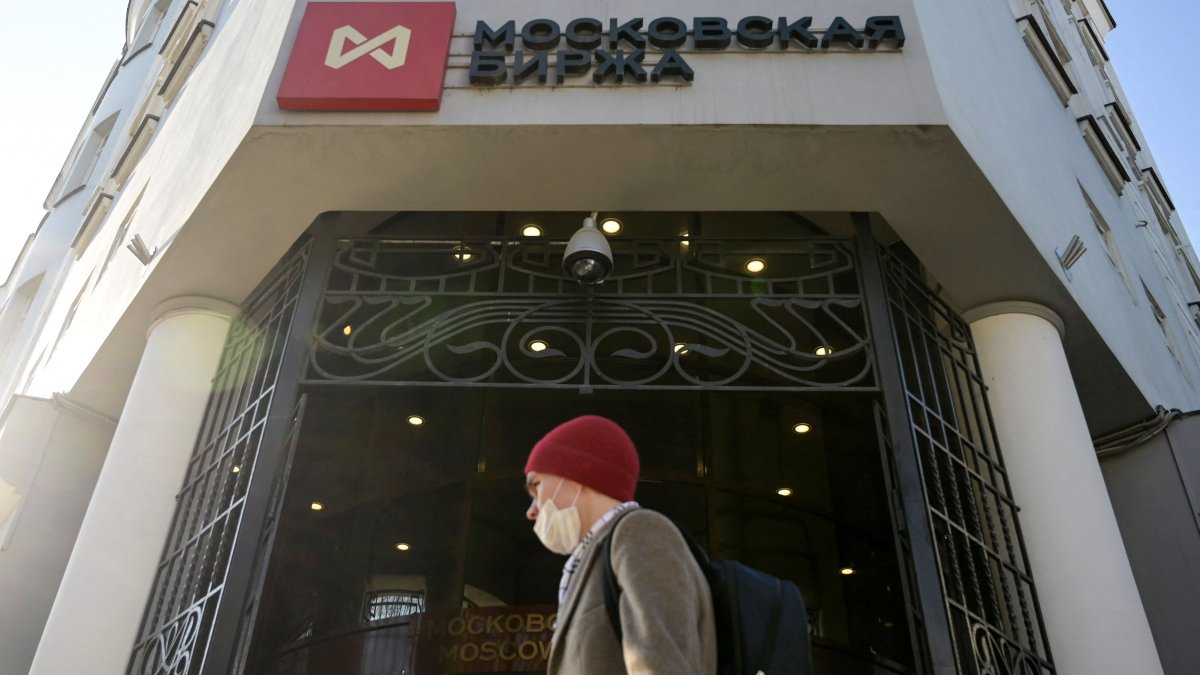 Wild Moves in Russian Stocks as Market Reopens After Month-Long Shutdown - Vimarsana News