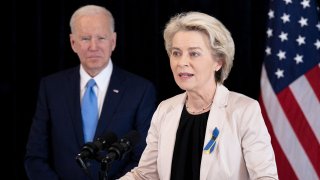 US President Joe Biden (left), European Commission President Ursula von der Leyen