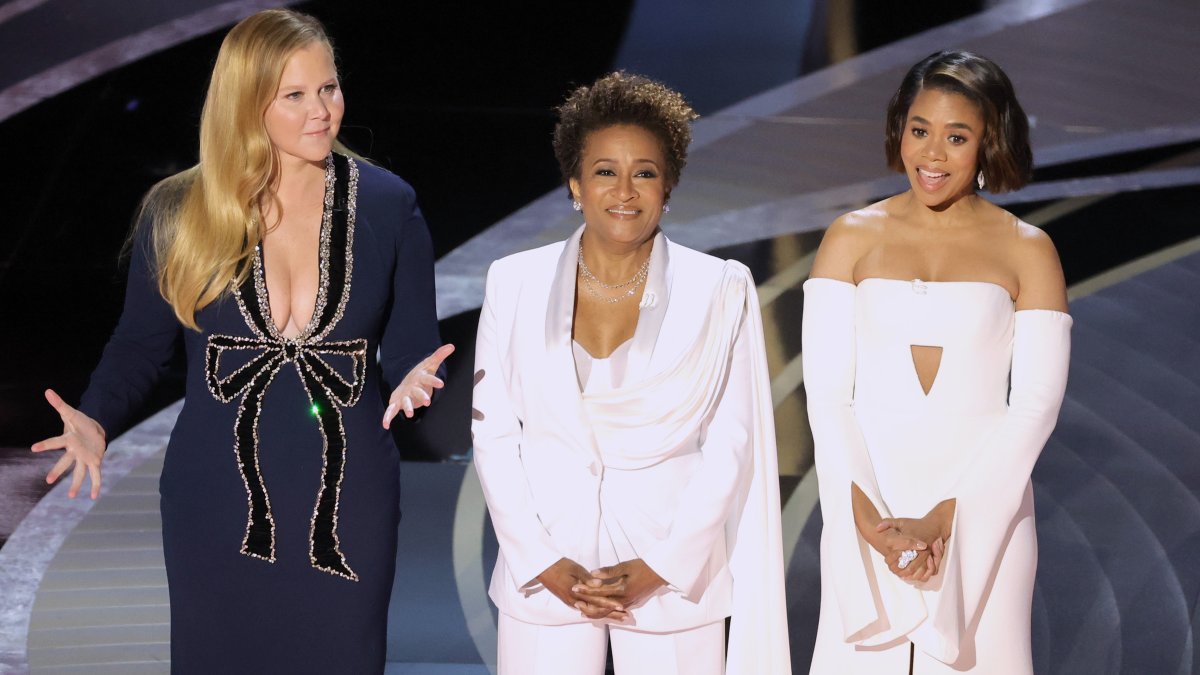 Schumer, Sykes and Hall Open Oscars With Jabs at Pay Equity, ‘House of Gucci’ — And Golden Globes