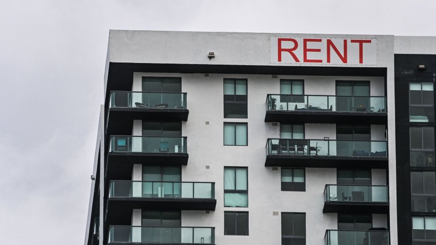 A “Rent” sign is displayed on an apartment building in Miami, Florida on January 20, 2022. – The increase in real estate prices in South Florida is one of the highest in the US.
With its favorable climate, white sandy beaches and lack of income tax, the Miami area was already an attractive destination before Covid. The pandemic has added to the phenomenon. Health restrictions in other US cities and the rise of telecommuting, which has allowed many people to work from anywhere, have prompted many people to move to Florida. (Photo by CHANDAN KHANNA / AFP) (Photo by CHANDAN KHANNA/AFP via Getty Images)