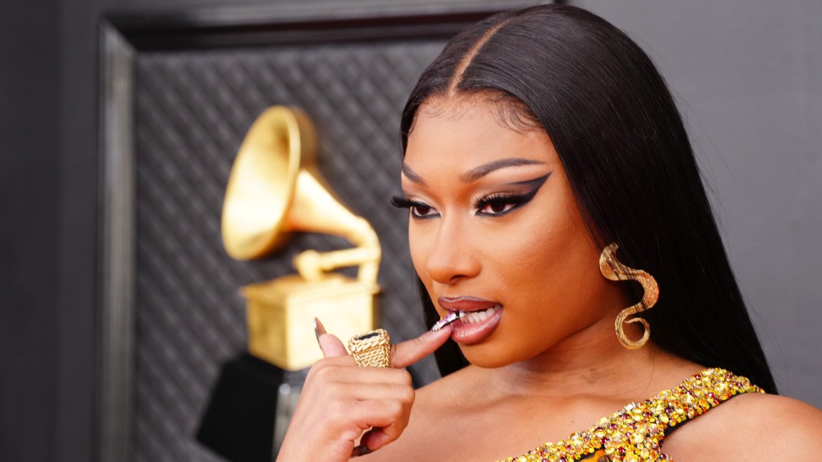 Live Updates: Grammys 2022 Kick Off With Celebs on the Red Carpet