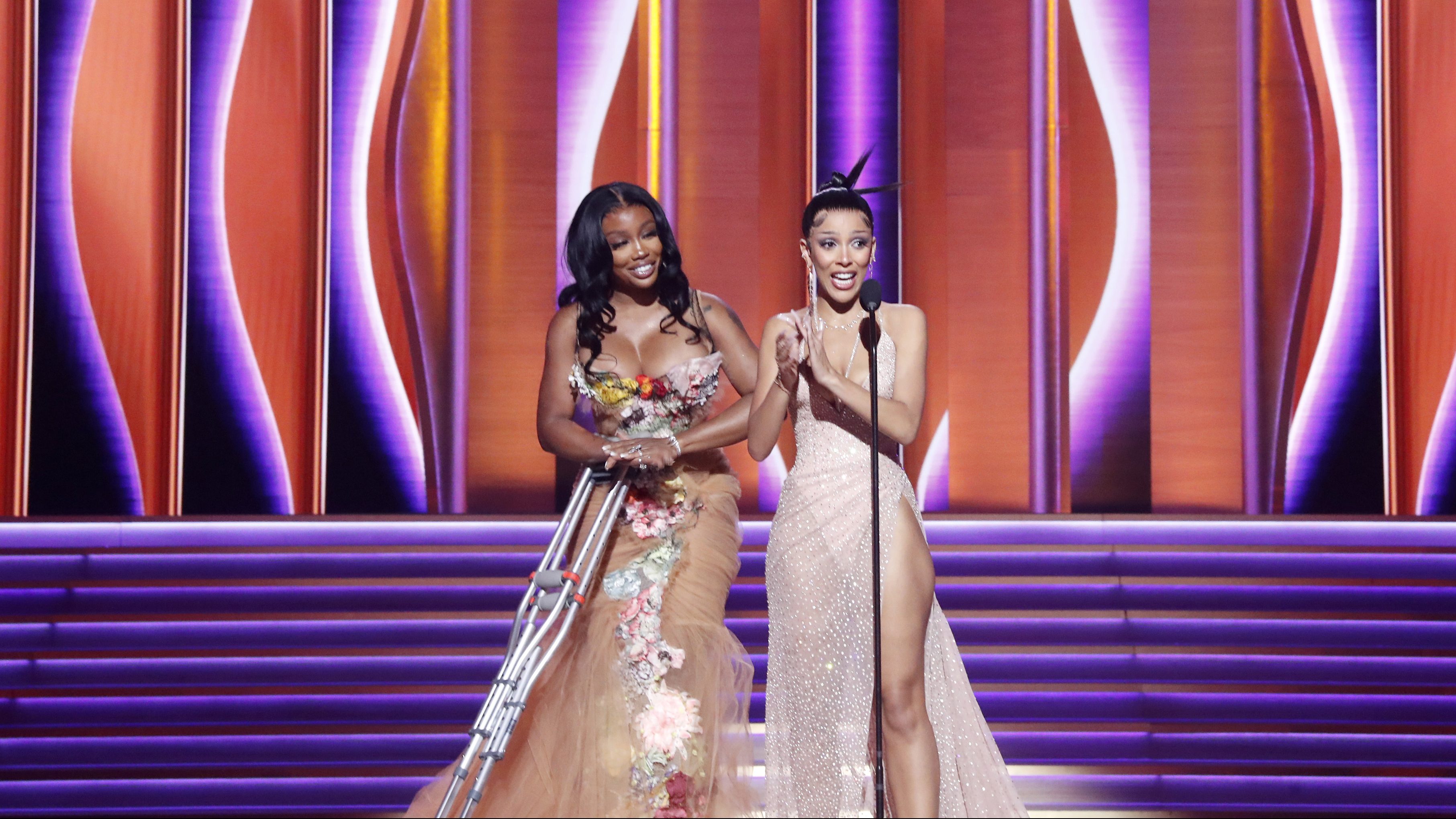 Why SZA Was on Crutches at the 2022 Grammys