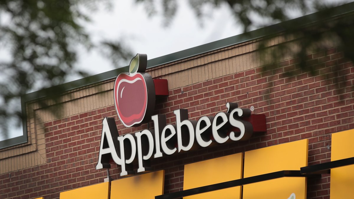 ‘Taste My Face:’ Applebee’s Releases Wing-Flavored Lip Gloss