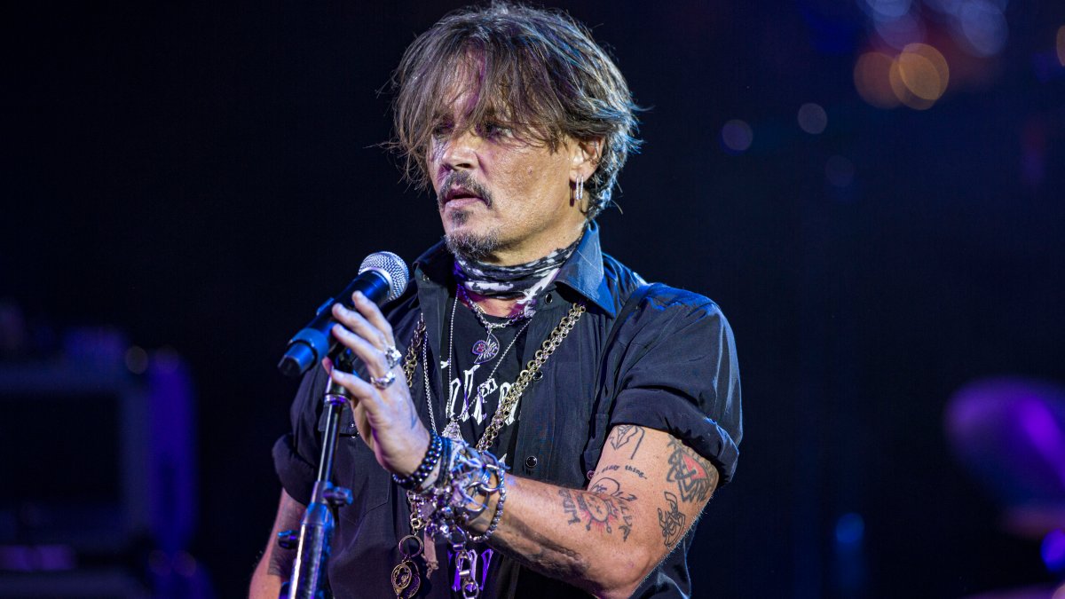 Johnny Depp Gives Surprise Performance at Jeff Beck Show in the UK