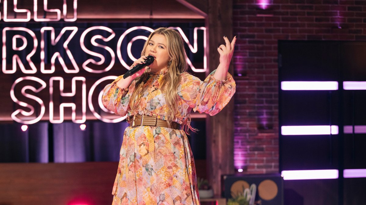 Kelly Clarkson Will Release an Album of ‘Kellyoke’ Covers — Here Are the Songs
