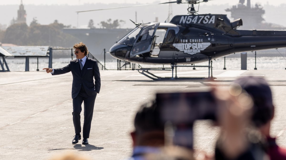 WATCH: Tom Cruise Flies by Helicopter to San Diego’s ‘Top Gun: Maverick’ Premiere