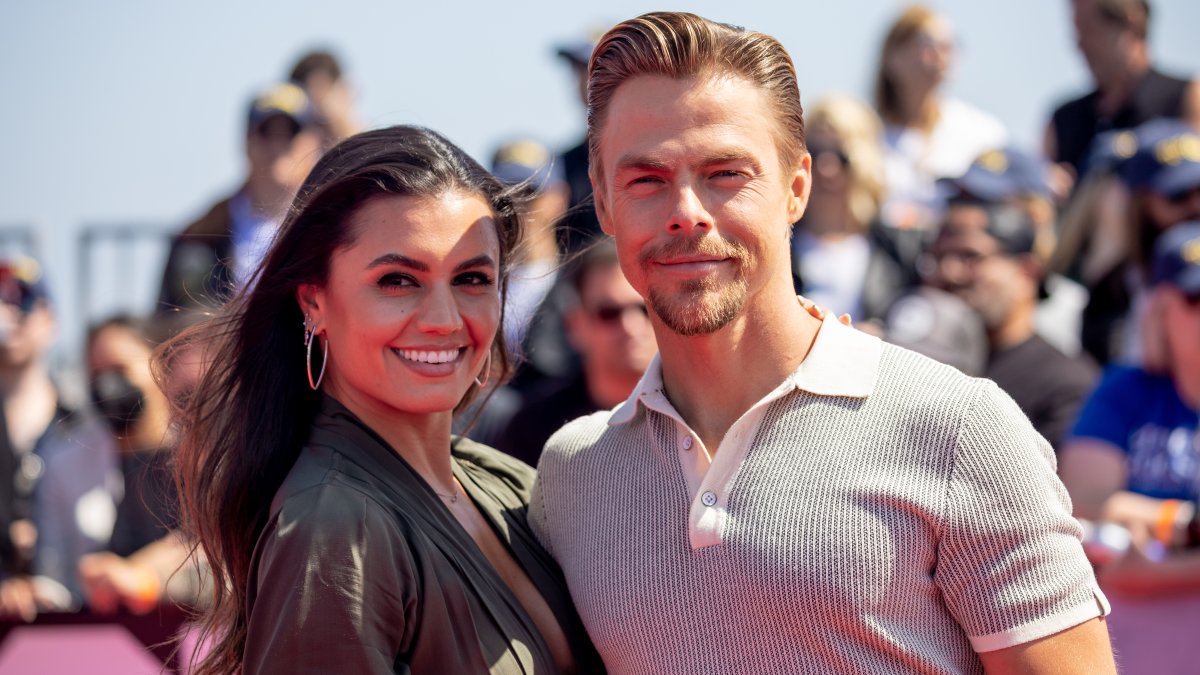 ‘Dancing With the Stars’ Derek Hough Engaged to Hayley Erbert