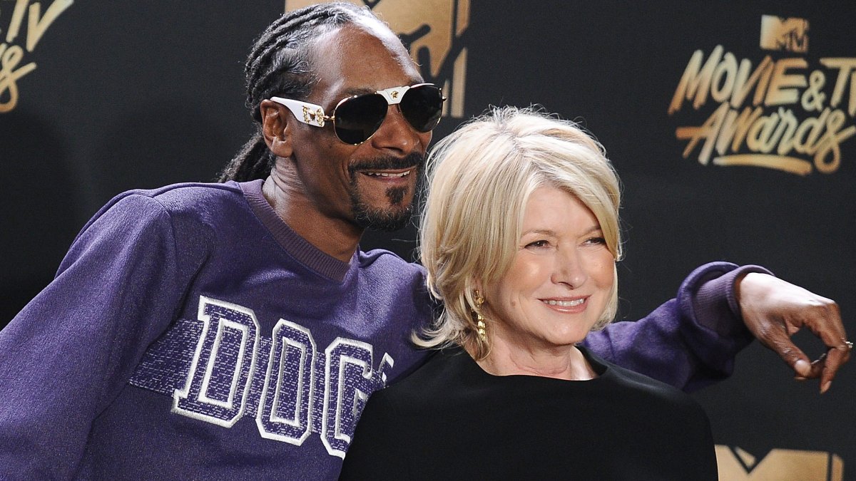 Martha Stewart Has the Best Reaction After Snoop Dogg Confesses to Smoking 25 Times a Day