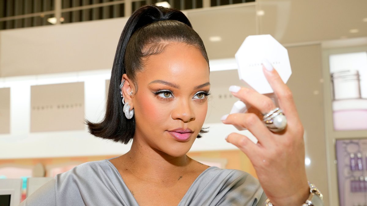 Rihanna Is Now Worth .4 Billion – Making Her America’s Youngest Self-Made Billionaire Woman