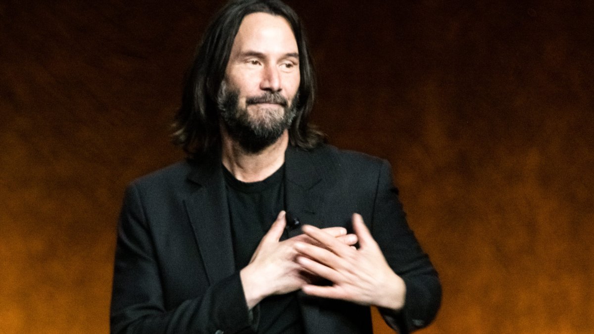 Keanu Reeves’ Airport Encounter With a Young Fan Will Warm Your Heart