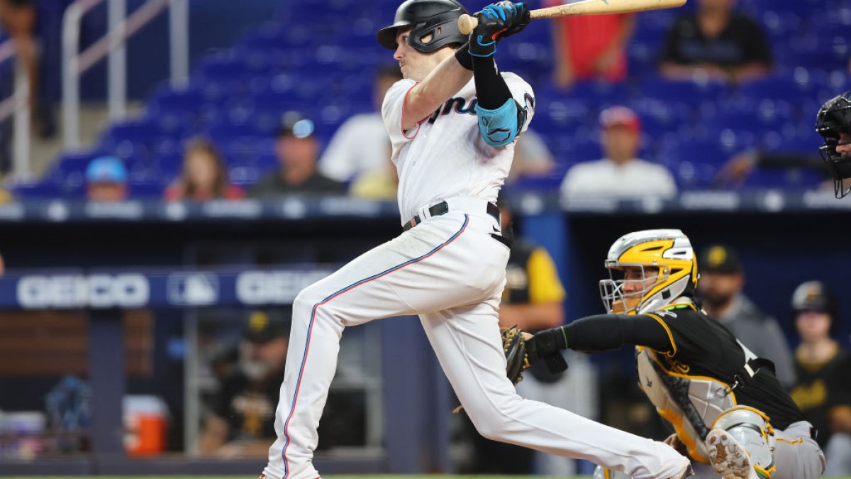 Marlins All-Star Garrett Cooper leaves game with knee injury