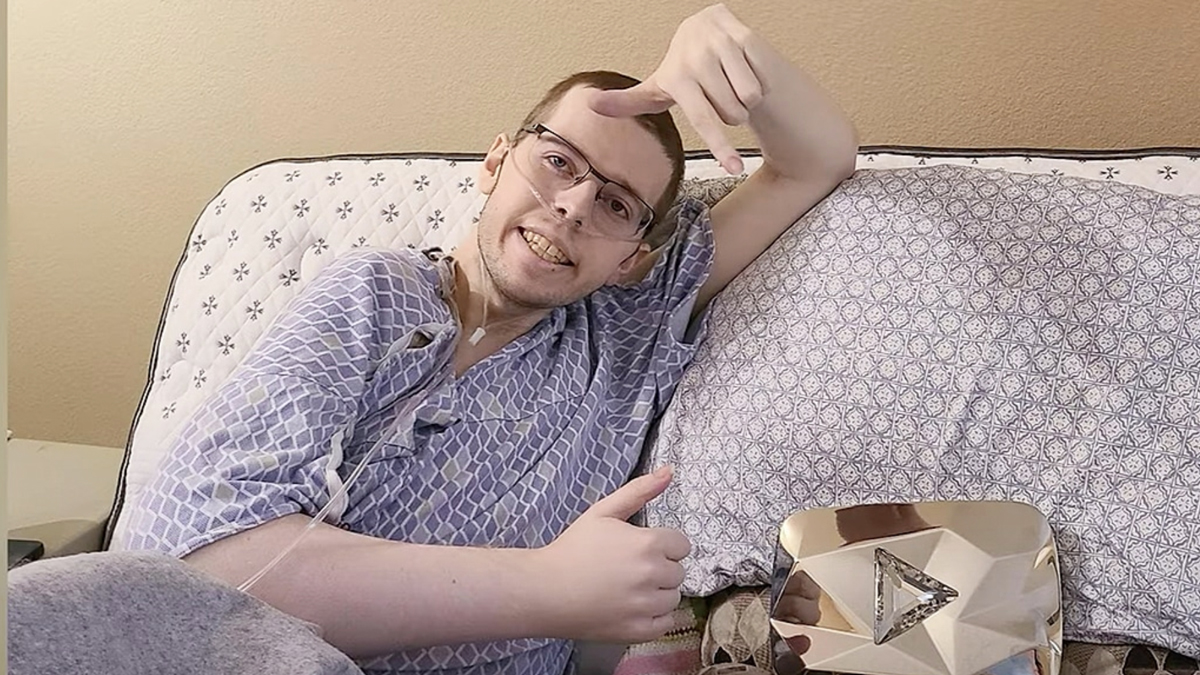 Minecraft YouTuber Technoblade Dead at 23 After Cancer Battle Minecraft YouTuber Technoblade Dead at 23 After Cancer Battle