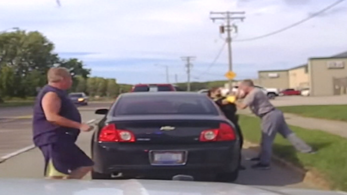 Watch Man Scuffling With Officer Tackled By Good Samaritan Nbc 6