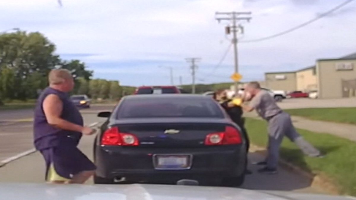 Watch: Man Scuffling With Officer Tackled by Good Samaritan – NBC 6 South Florida - Vimarsana News