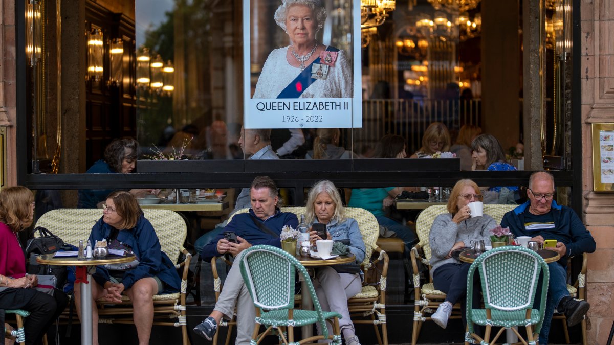 Royal Admirers Give London Tourism a Bump Amid United kingdom Financial Woes