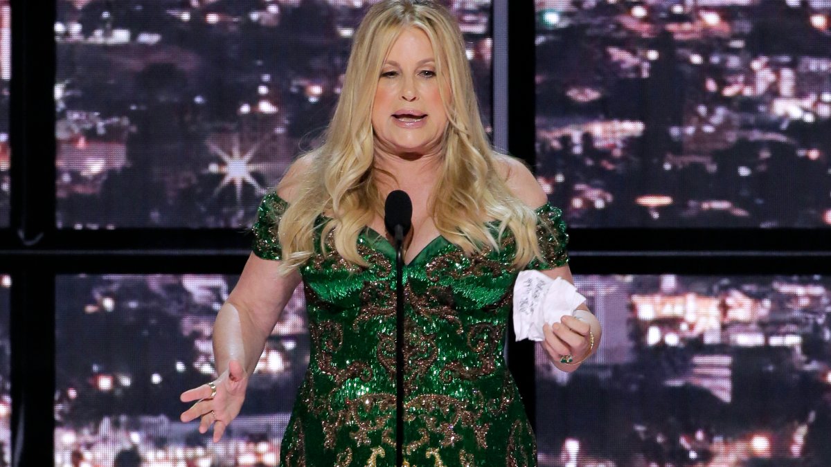Jennifer Coolidge’s Emmys Speech for ‘The White Lotus’ Is a Masterclass in Comedy