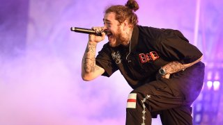 LONDON, ENGLAND – JULY 06:  (EDITORIAL USE ONLY) Post Malone performs on the Main Stage on Day 1 of Wireless Festival 2018 at Finsbury Park on July 6, 2018 in London, England.