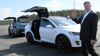 Elon Musk, Tesla boss, runs to a Tesla at the Tesla Gigafactory construction site. In Grünheide near Berlin, a maximum of 500,000 vehicles per year are to roll off the assembly line starting in July 2021.