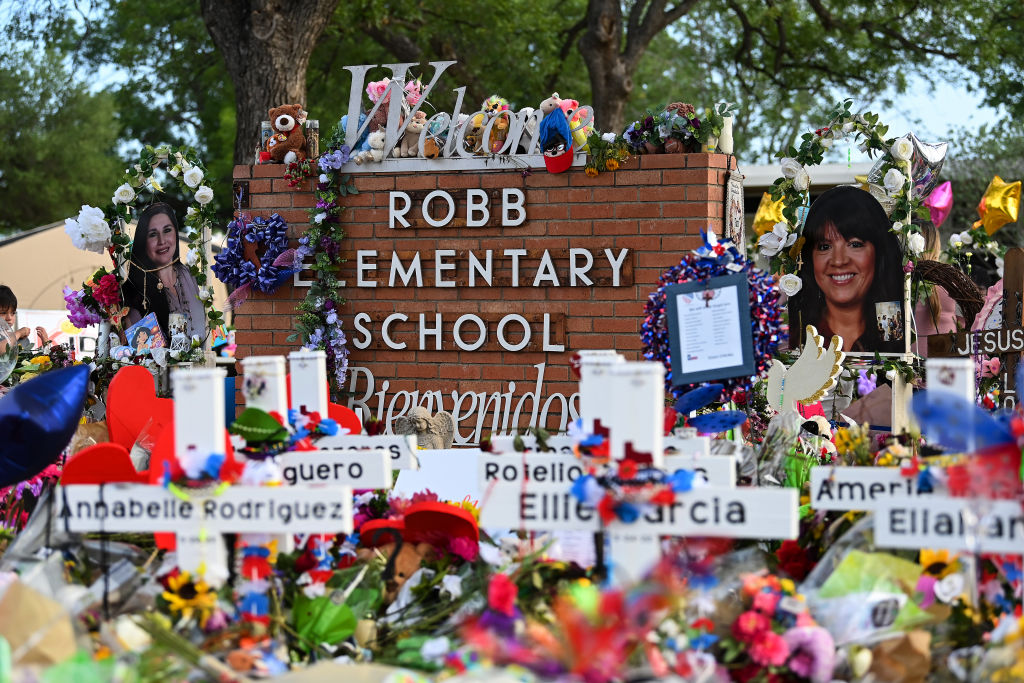 Korban Penembakan Sekolah Uvalde Mencari $ 27 Miliar dalam Gugatan – NBC 6 Florida Selatan