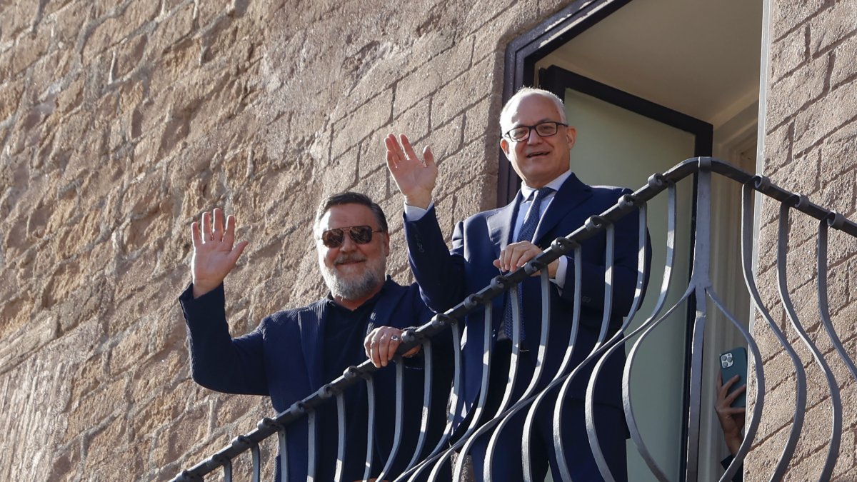 ‘Gladiator’ Actor Russell Crowe Celebrated Through Visit to Rome