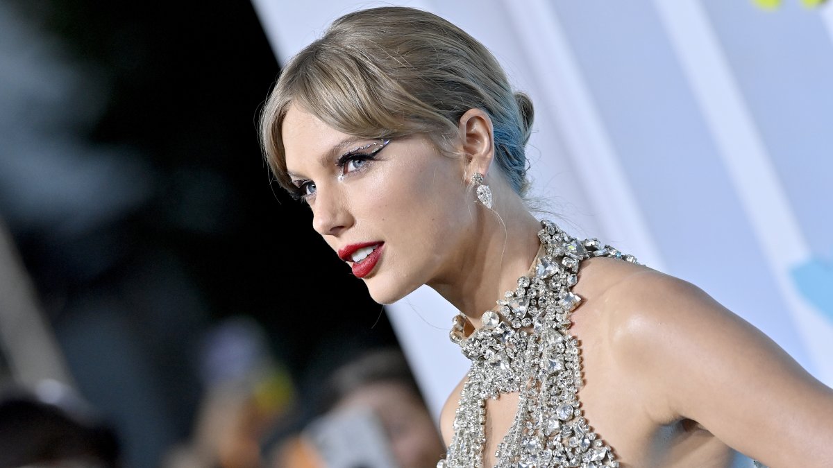 Taylor Swift’s ‘Midnights’ Album Characteristics Lana Del Ray Collab: See the Complete Track List Taylor Swift’s ‘Midnights’ Album Characteristics Lana Del Ray Collab: See the Complete Track List