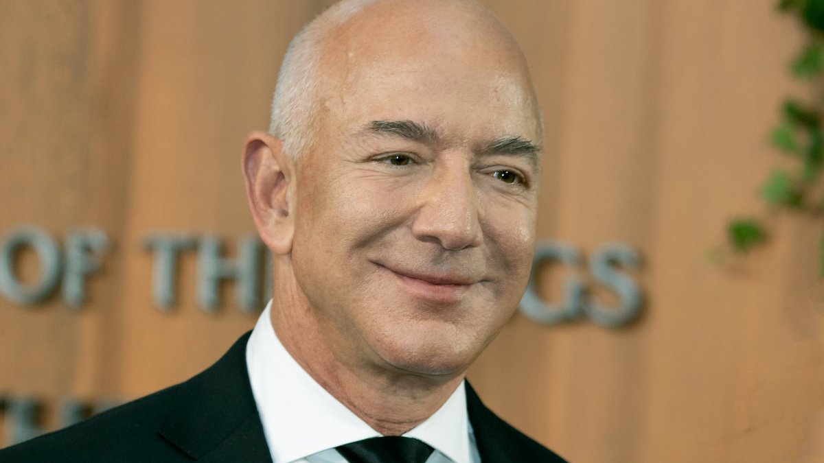 Jeff Bezos Says 'It's Really Hard' to Give Away Money, While MacKenzie Scott Announces $2 Billion in Donations - Vimarsana News