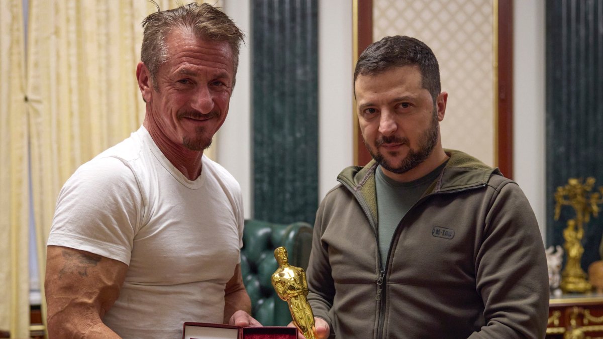 Sean Penn Loans Oscar to Zelenskyy Until finally Ukraine Wins War Sean Penn Loans Oscar to Zelenskyy Until finally Ukraine Wins War
