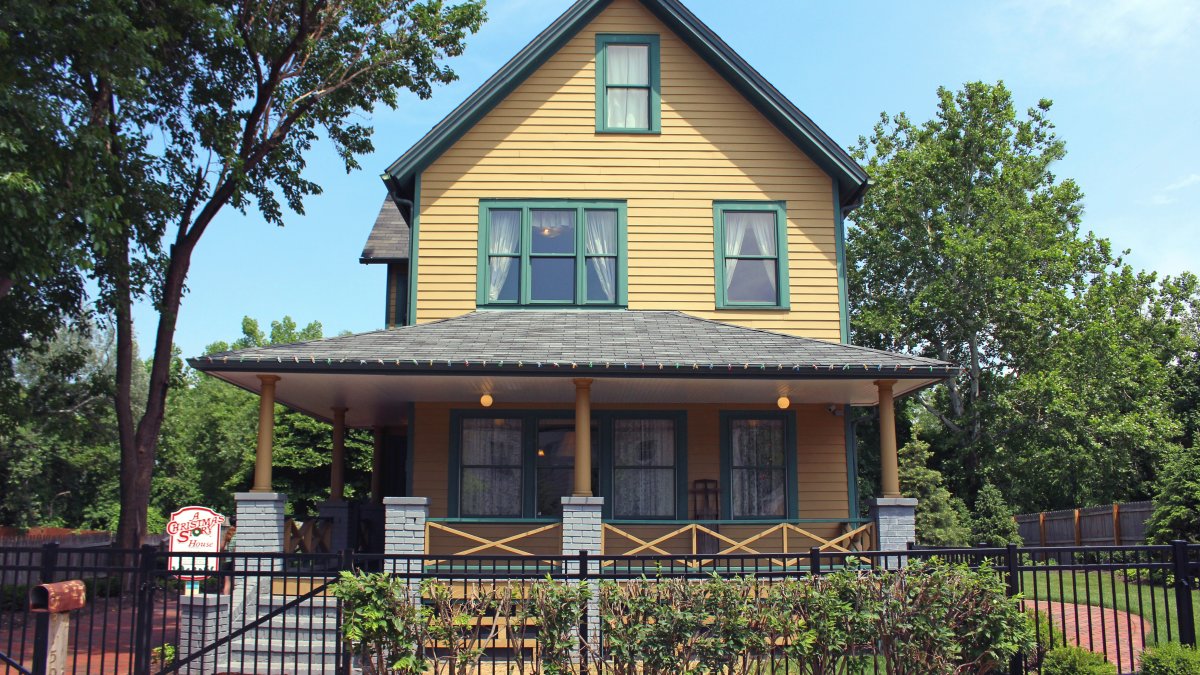 House From ‘A Xmas Story’ Is Now for Sale in Cleveland. See What It Appears Like