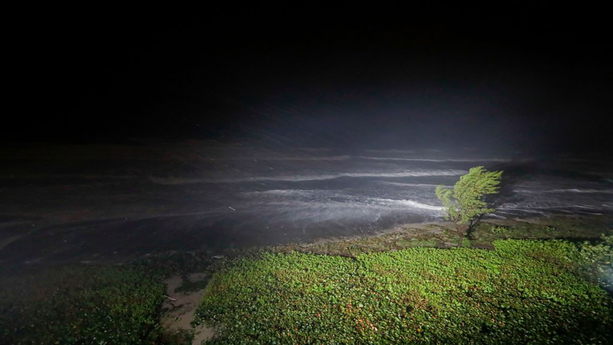 High tide and winds pound the beach before Hurricane Nicole makes landfall in Jensen Beach, Florida on November 9, 2022. – Nicole, now a category 1 hurricane, is expected to make landfall over Florida’s coast overnight. (Photo by Eva Marie UZCATEGUI / AFP) (Photo by EVA MARIE UZCATEGUI/AFP via Getty Images)