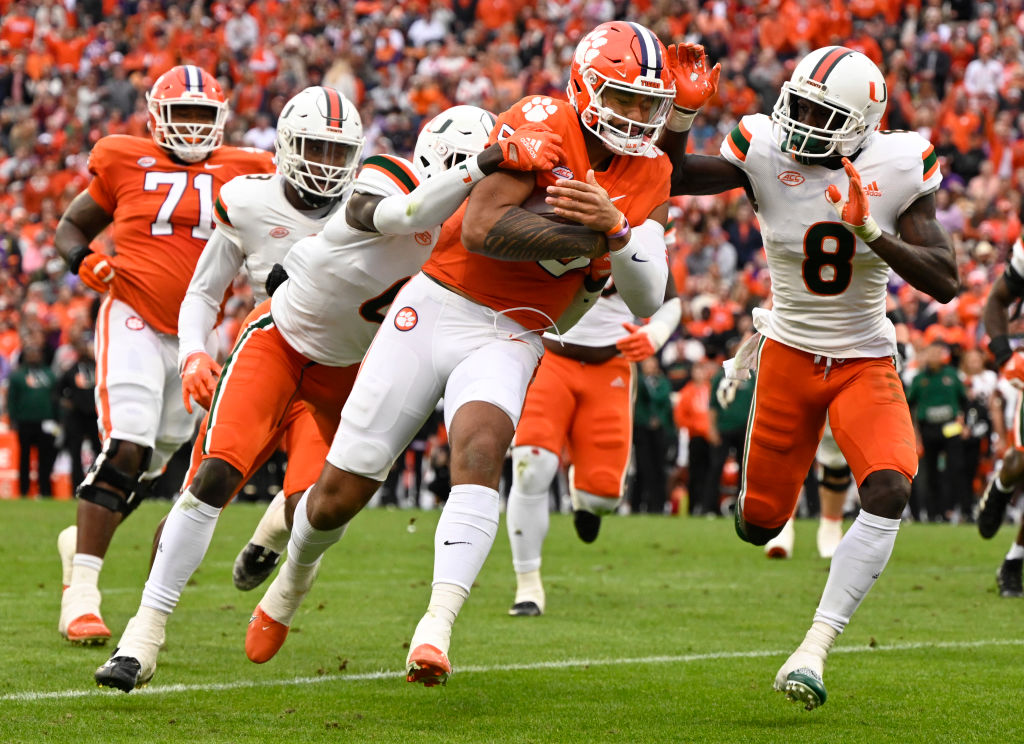 No. 9 Clemson Tops Miami 40-10 for 40th Straight Win at Home