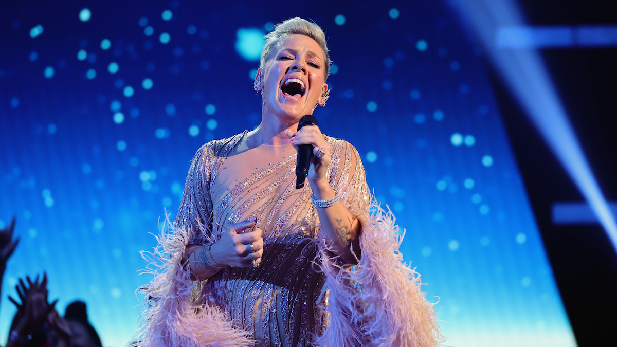 Pink Pays Tribute To Olivia Newton-John With Powerhouse Functionality At AMAs Pink Pays Tribute To Olivia Newton-John With Powerhouse Functionality At AMAs