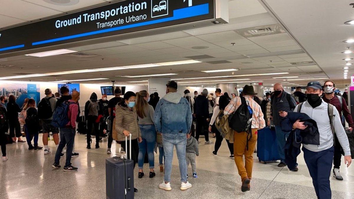 Pair accused of stealing $9,000 from bag after arriving at Miami ...