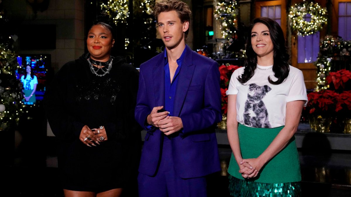 Austin Butler, ‘SNL’ Forged, Sing ‘Blue Christmas’ in Psychological Farewell to Forged Member Cecily Robust