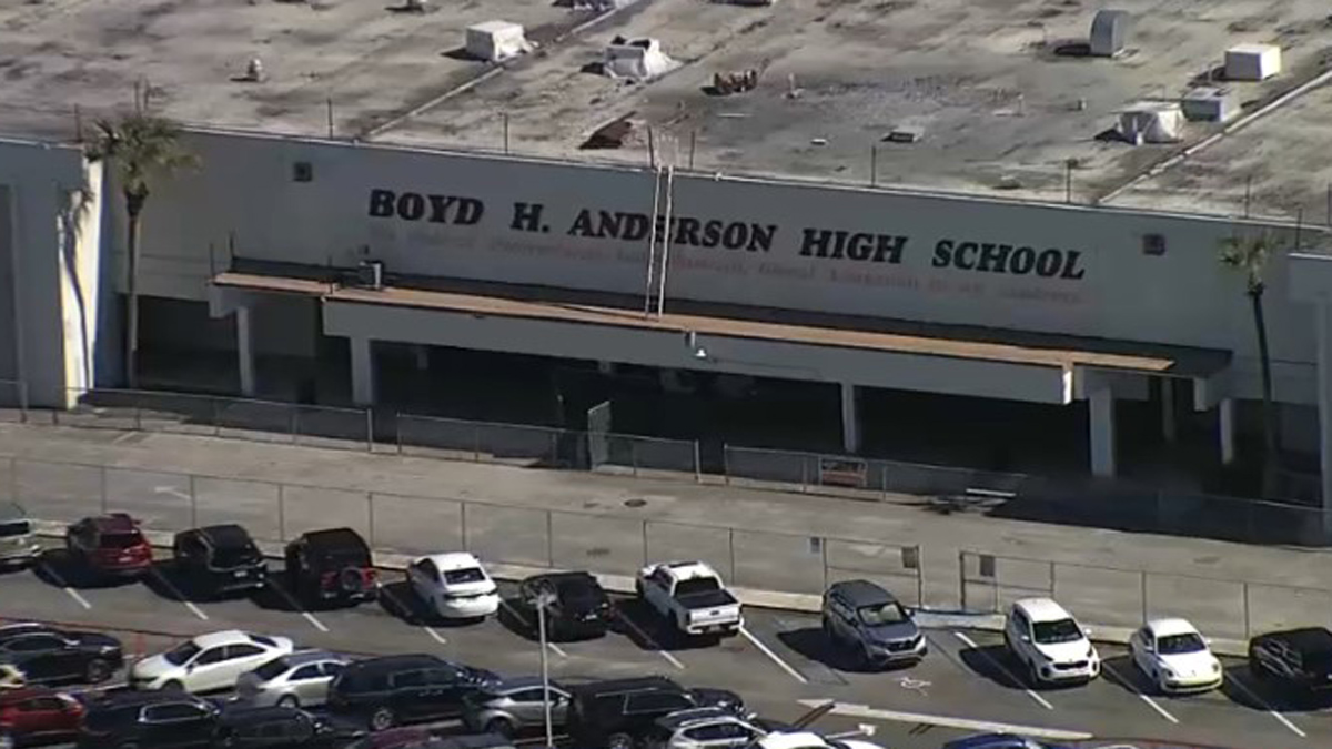 Boyd Anderson High School given all clear after reported bomb threat: BSO