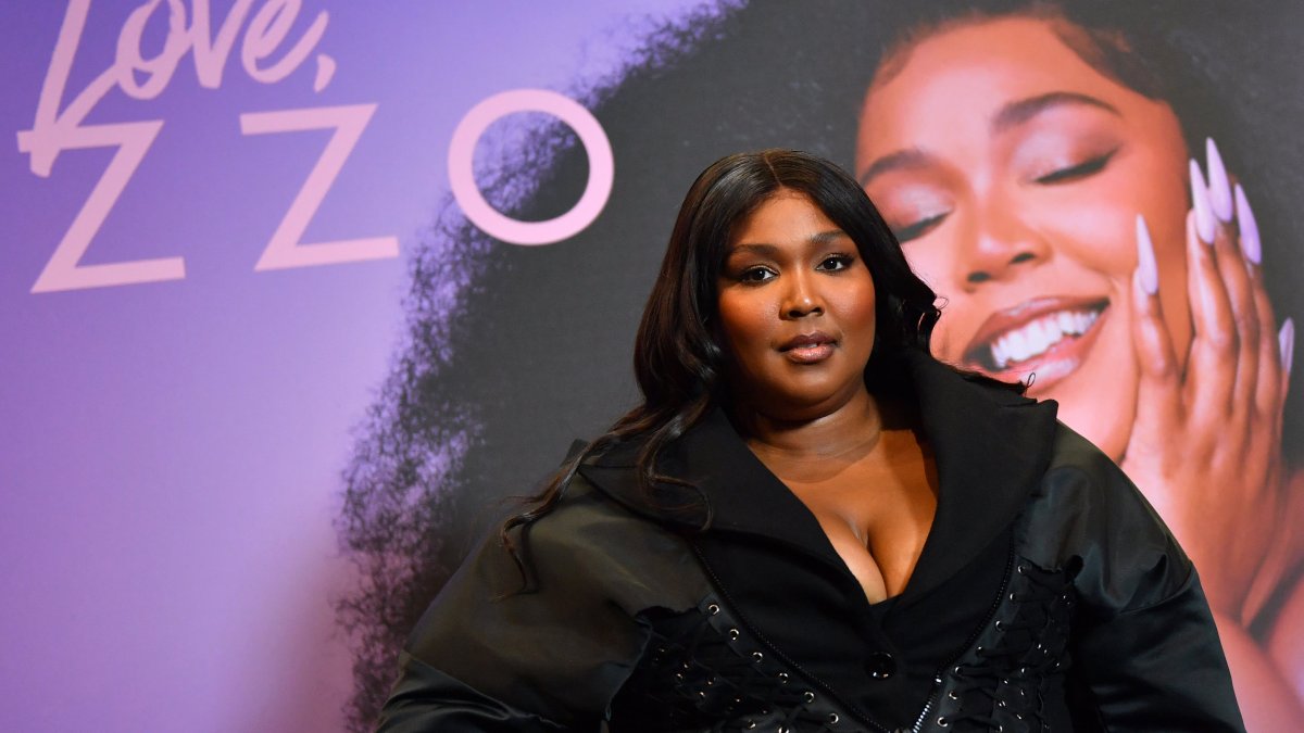Lizzo Says Shopping for Her  Million California Mansion in 2022 Was a ‘Milestone’ Right after Sleeping on Couches and in Her Motor vehicle for Yrs