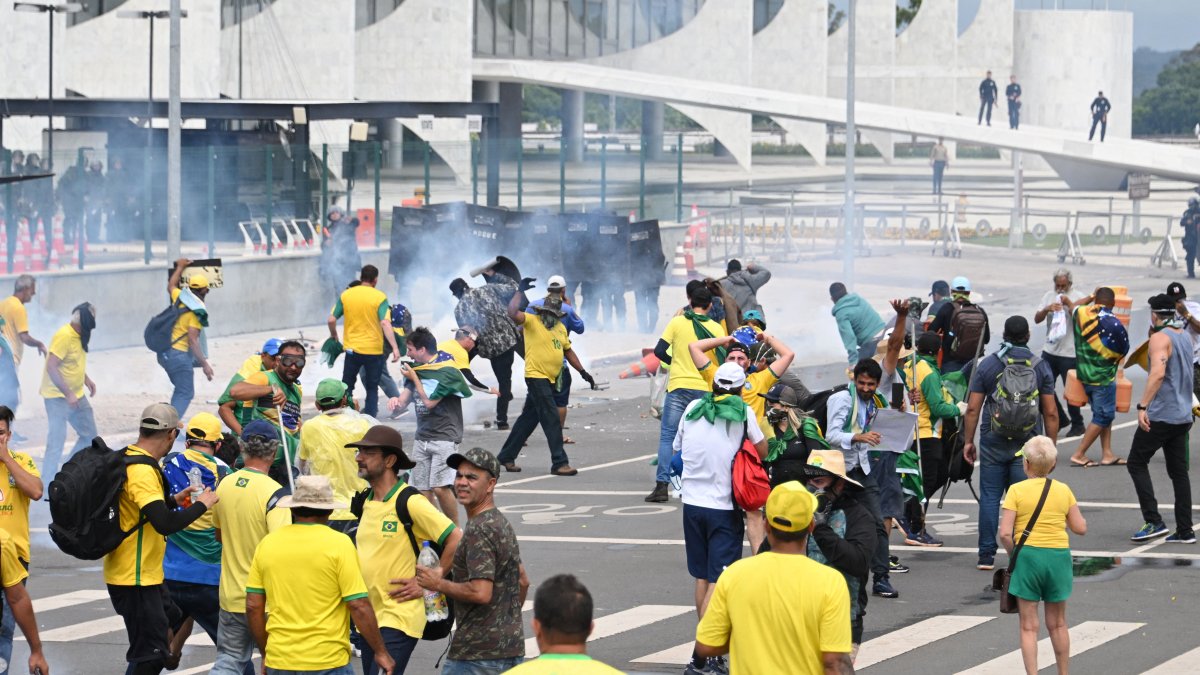 Supporters of Bolsonaro Storm Brazil's Congress in Capital – NBC 6 South Florida - Vimarsana News